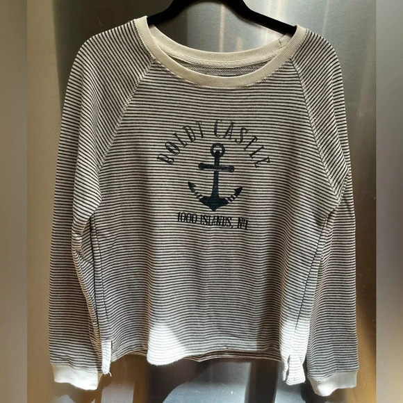 Tops - Boldt Castle Crew neck Sweatshirt size M